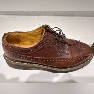 Vintage Dr Martens Barogue wing tip leather shoes.  Size 7 eu
